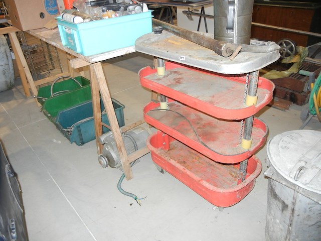 Vintage gereedschapskast met oliepomp en oliekan - afbeelding 2 van  2