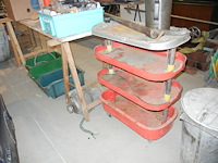 Vintage gereedschapskast met oliepomp en oliekan - afbeelding 2 van  2