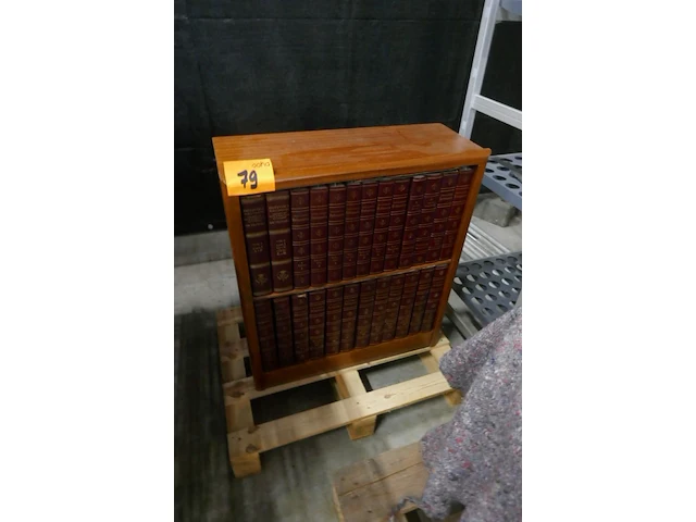 Vintage houten boekenkast met reeks oude encyclopedia's - afbeelding 1 van  3