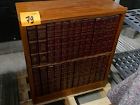 Vintage houten boekenkast met reeks oude encyclopedia's - afbeelding 1 van  3