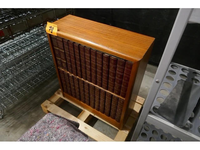 Vintage houten boekenkast met reeks oude encyclopedia's - afbeelding 2 van  3