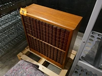 Vintage houten boekenkast met reeks oude encyclopedia's - afbeelding 2 van  3