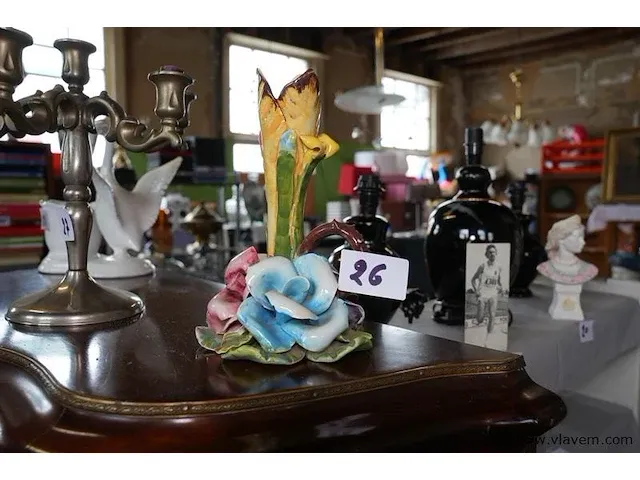Vintage kandelaar met bloemen - afbeelding 1 van  1