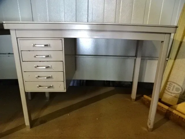 Vintage kinderbureau metaal - afbeelding 1 van  3