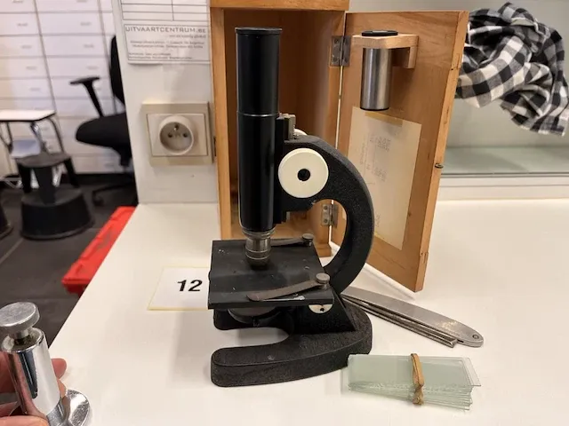 Vintage microscoop - afbeelding 2 van  7