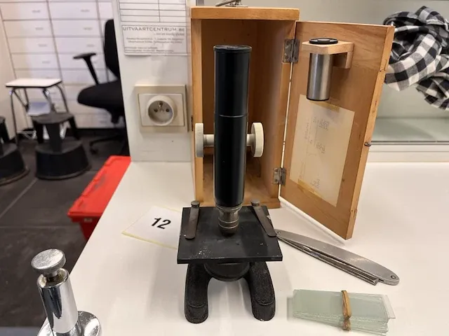 Vintage microscoop - afbeelding 3 van  7