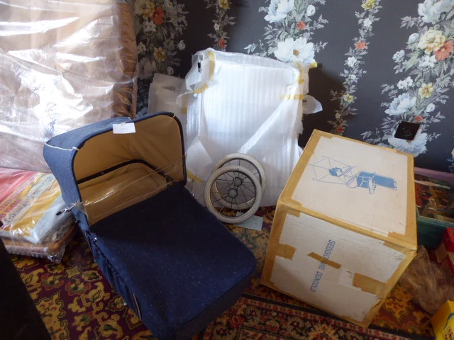 Vintage poppenwagen met babysitter - afbeelding 1 van  4