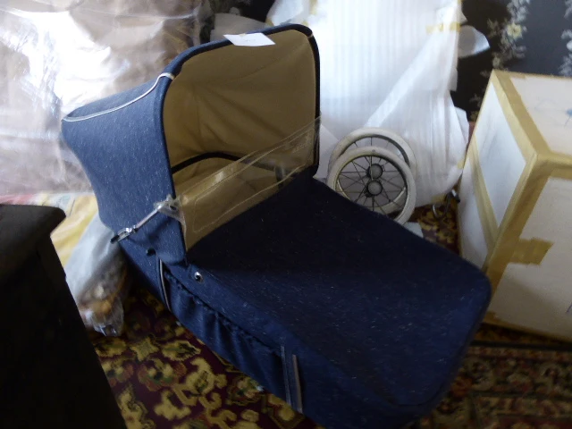 Vintage poppenwagen met babysitter - afbeelding 2 van  4