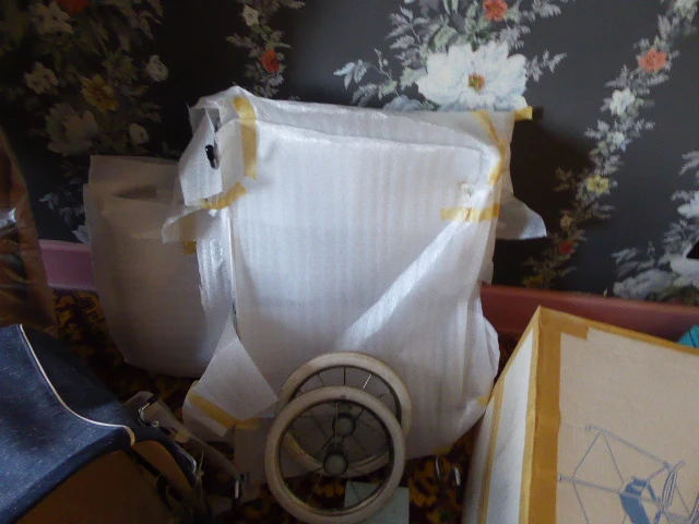 Vintage poppenwagen met babysitter - afbeelding 3 van  4