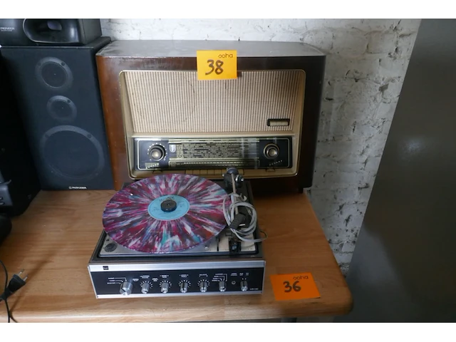 Vintage radio-platenspeler - afbeelding 1 van  3