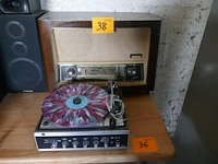 Vintage radio-platenspeler - afbeelding 1 van  3