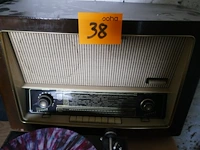 Vintage radio-platenspeler - afbeelding 2 van  3