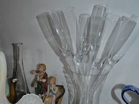 Vintage reiskoffer, 6 champagne glazen in vaas, 5 schaaltjes, 6 sierstukken - afbeelding 8 van  8