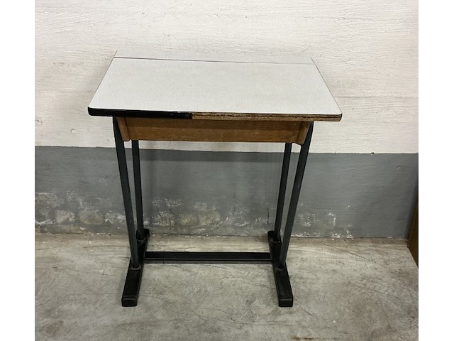 Vintage schoollessenaar, licht grijs formica, zwart ijzeren onderstel - afbeelding 1 van  4