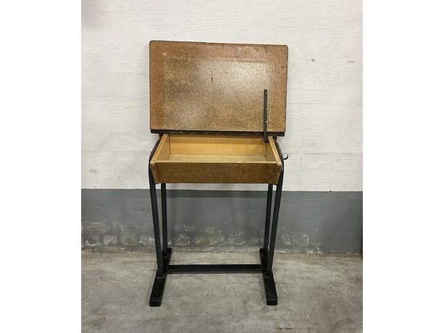Vintage schoollessenaar, licht grijs formica, zwart ijzeren onderstel - afbeelding 2 van  4