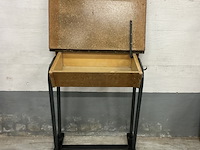 Vintage schoollessenaar, licht grijs formica, zwart ijzeren onderstel - afbeelding 2 van  4