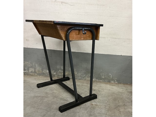 Vintage schoollessenaar, licht grijs formica, zwart ijzeren onderstel - afbeelding 3 van  4