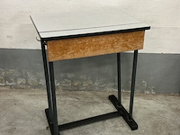 Vintage schoollessenaar, licht grijs formica, zwart ijzeren onderstel - afbeelding 4 van  4