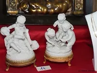 Vintage sierbeeldjes in biscuit unter weis bach - afbeelding 1 van  1