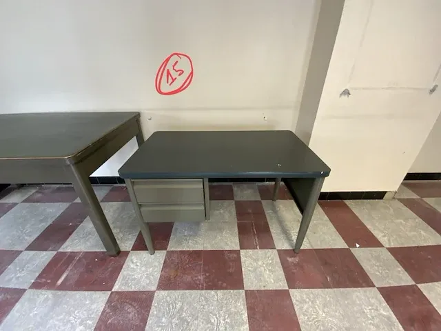 Vintage stalen kinderbureau - afbeelding 1 van  5