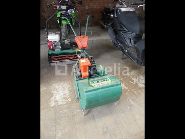 Vintage suffolk punch 30 qualcast grasmaaier met roller - afbeelding 2 van  6