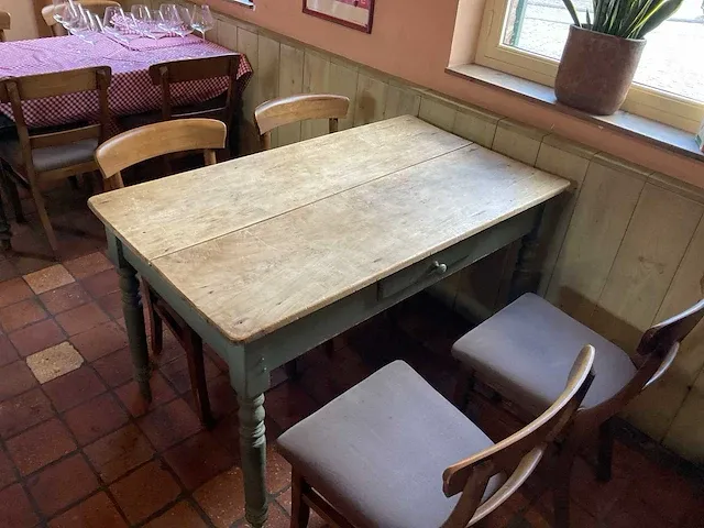 Vintage tafel met stoelen - afbeelding 1 van  8