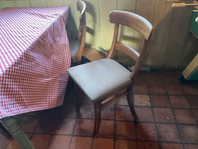 Vintage tafel met stoelen - afbeelding 2 van  8