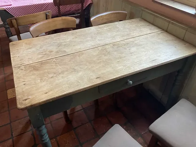 Vintage tafel met stoelen - afbeelding 3 van  8