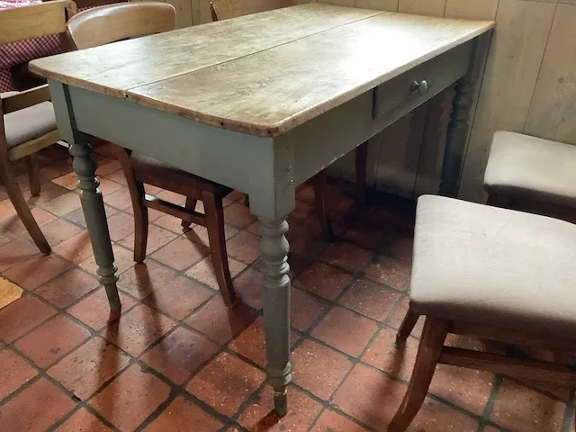 Vintage tafel met stoelen - afbeelding 4 van  8
