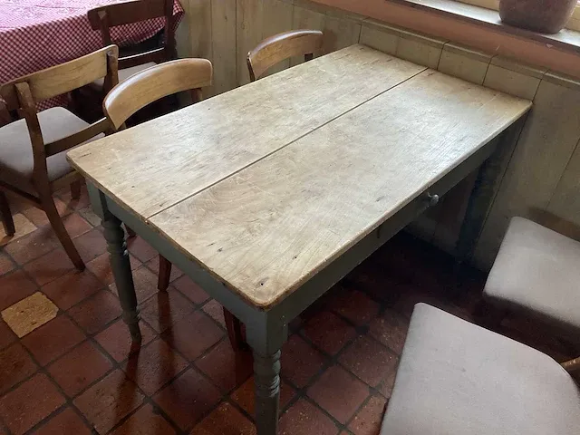 Vintage tafel met stoelen - afbeelding 5 van  8