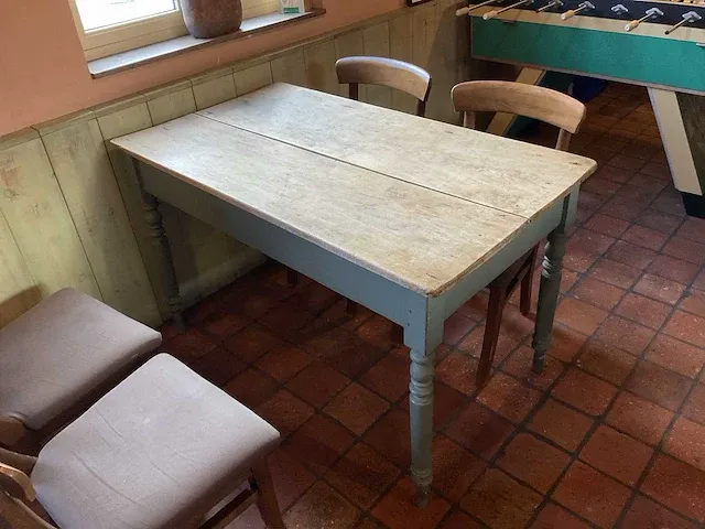 Vintage tafel met stoelen - afbeelding 6 van  8