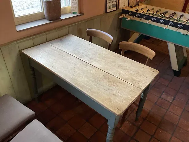 Vintage tafel met stoelen - afbeelding 7 van  8
