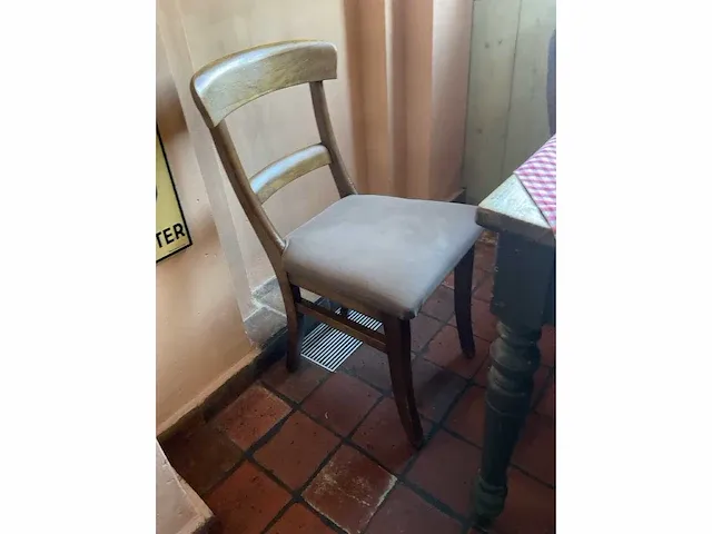 Vintage tafel met stoelen - afbeelding 1 van  5