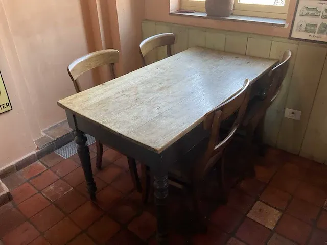 Vintage tafel met stoelen - afbeelding 2 van  5