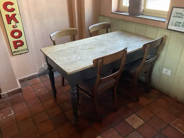 Vintage tafel met stoelen - afbeelding 3 van  5