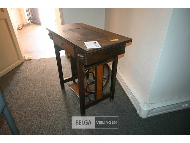 Vintage tafel voor naaichine - afbeelding 1 van  5