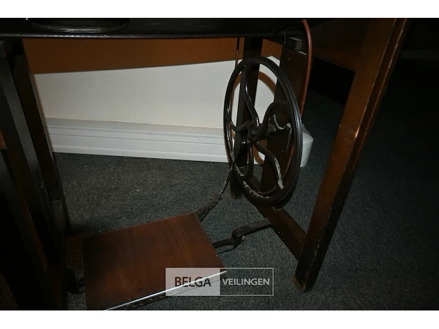 Vintage tafel voor naaichine - afbeelding 3 van  5
