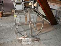 Vintage toestel met wiel - afbeelding 1 van  5