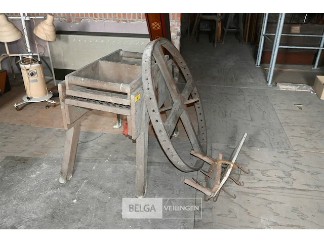 Vintage toestel met wiel - afbeelding 2 van  5