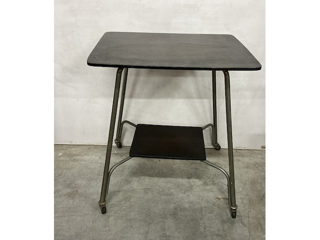 Vintage tv-tafel of mediaconsol met industrieel onderstel op wielen - afbeelding 1 van  3