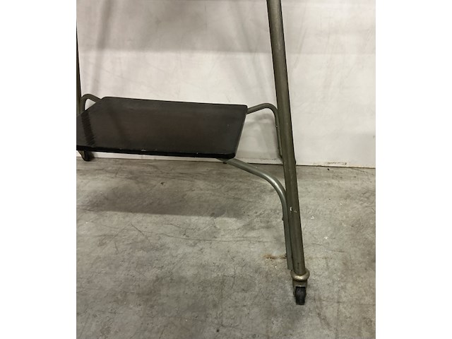 Vintage tv-tafel of mediaconsol met industrieel onderstel op wielen - afbeelding 2 van  3