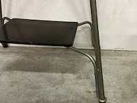 Vintage tv-tafel of mediaconsol met industrieel onderstel op wielen - afbeelding 2 van  3