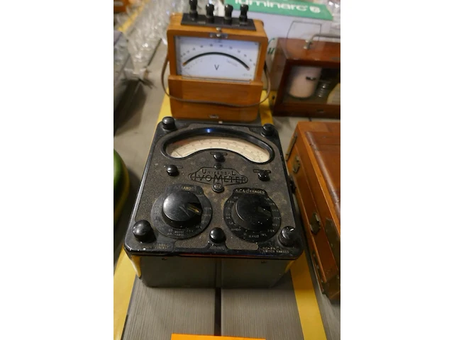 Vintage voltmeters - 2 stuks - afbeelding 1 van  3