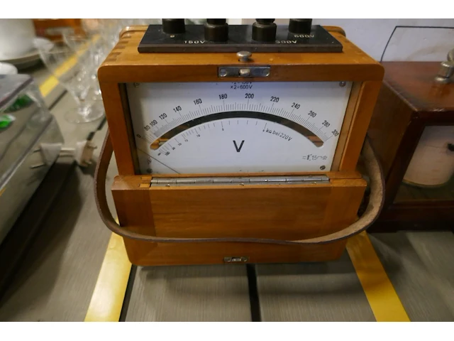 Vintage voltmeters - 2 stuks - afbeelding 2 van  3