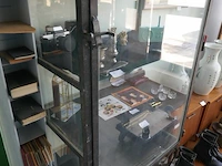 Vitrinekast in metaal en glas - afbeelding 2 van  3
