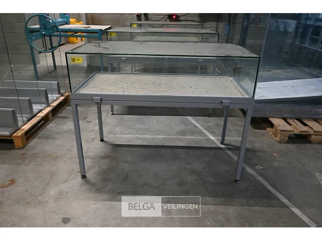 Vitrinekast met glazen deksel - afbeelding 2 van  5