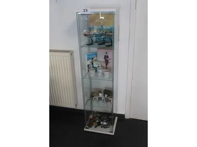 Vitrinekast met inhoud wo. vintage kapperspullen - afbeelding 1 van  5
