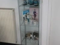 Vitrinekast met inhoud wo. vintage kapperspullen - afbeelding 1 van  5
