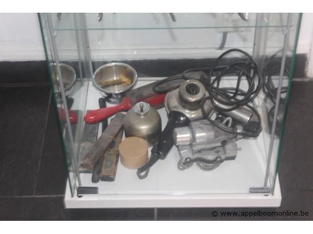 Vitrinekast met inhoud wo. vintage kapperspullen - afbeelding 2 van  5