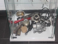 Vitrinekast met inhoud wo. vintage kapperspullen - afbeelding 2 van  5